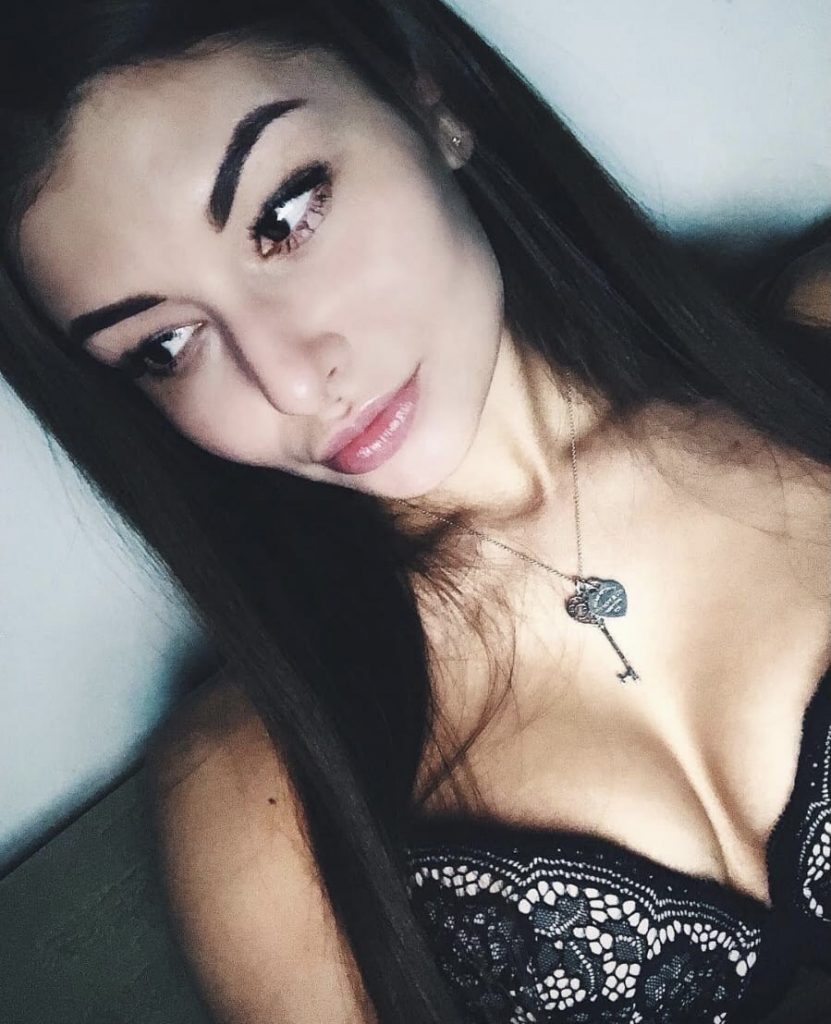 Merhaba ben Buket💋. Beni aradığında edeceğimiz sınırsız ve azgın sohbetleri düşünüp tahrik oluyorum. Seksi vüdumun her noktasını sana telefonda hissettireceğim